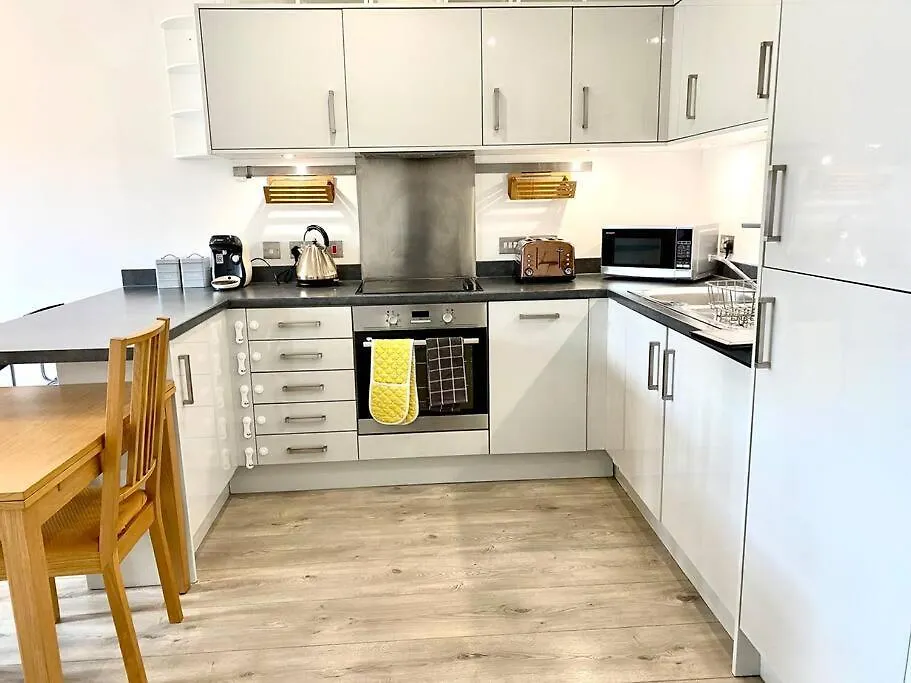 Modern Apartment With Private Terrace Edinburgh